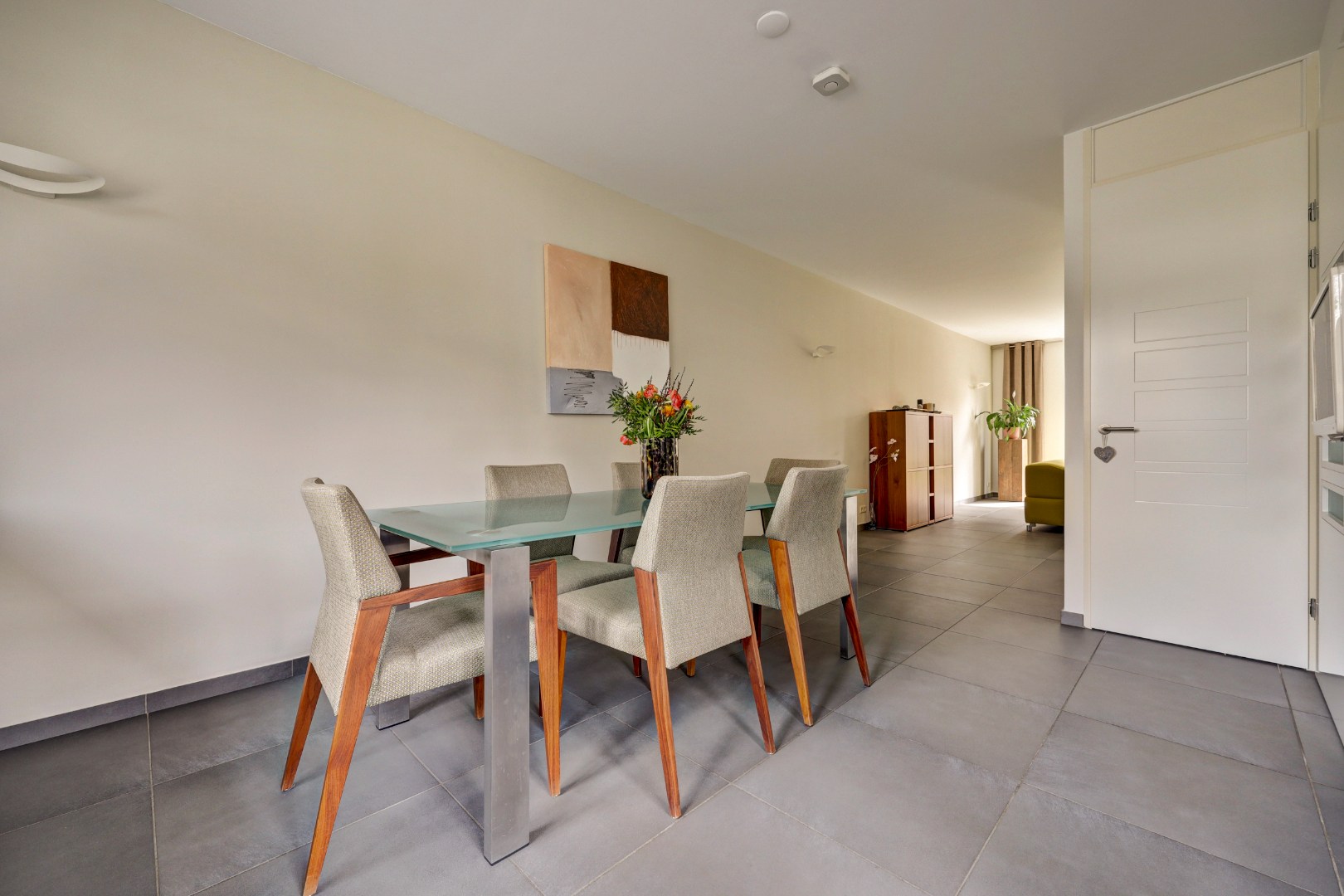 Luxe en royale 5-kamer 2-onder-1-kap woning met garage, eigen parkeerplaats, sauna én zonnige tuin op het zuiden en gelegen in een rustige straat! 