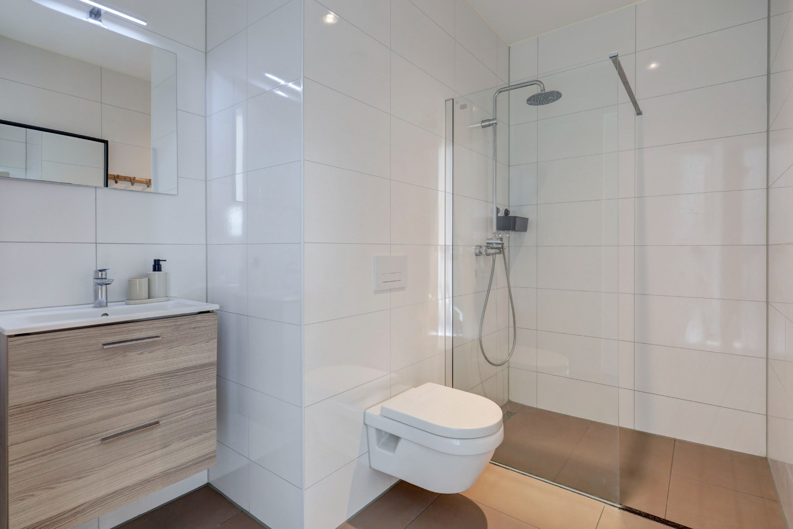 Energiezuinig en instapklare studio met energielabel A, moderne keuken en badkamer en uitzicht op de skyline van Rotterdam. 