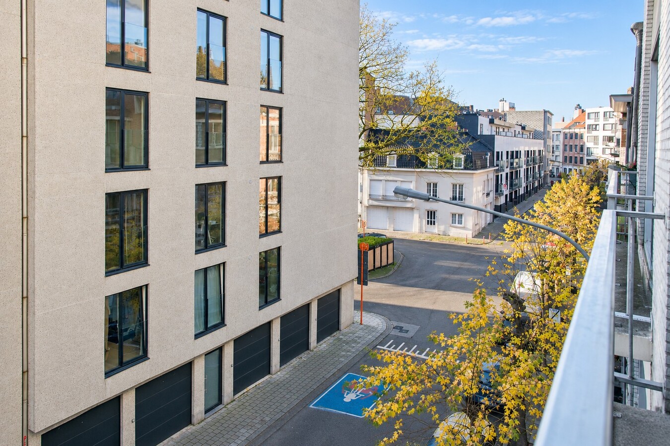 lichtrijke studio te koop perfect als investering of eigenwoonst. 