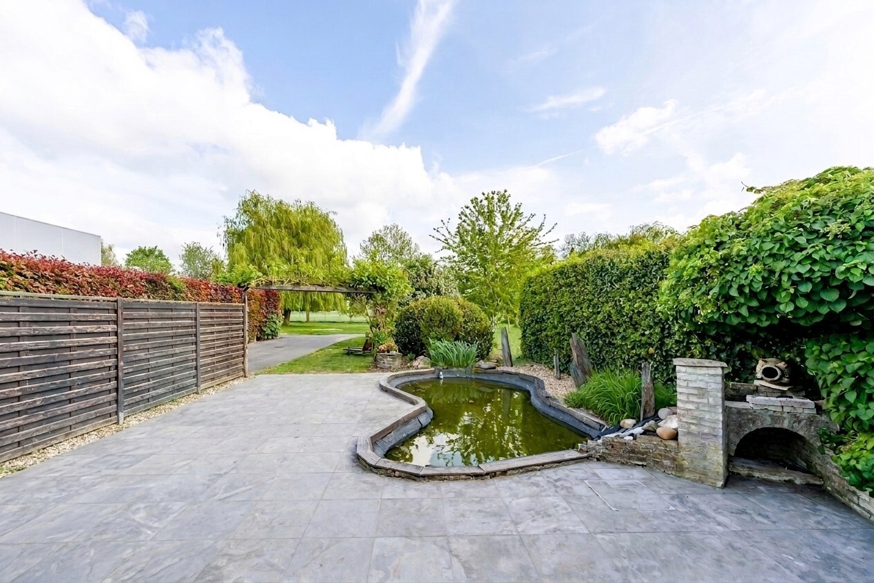 Wonen en werken combineren op toplocatie te Ichtegem - handelswoning met ruime woonst, tuin en garage 