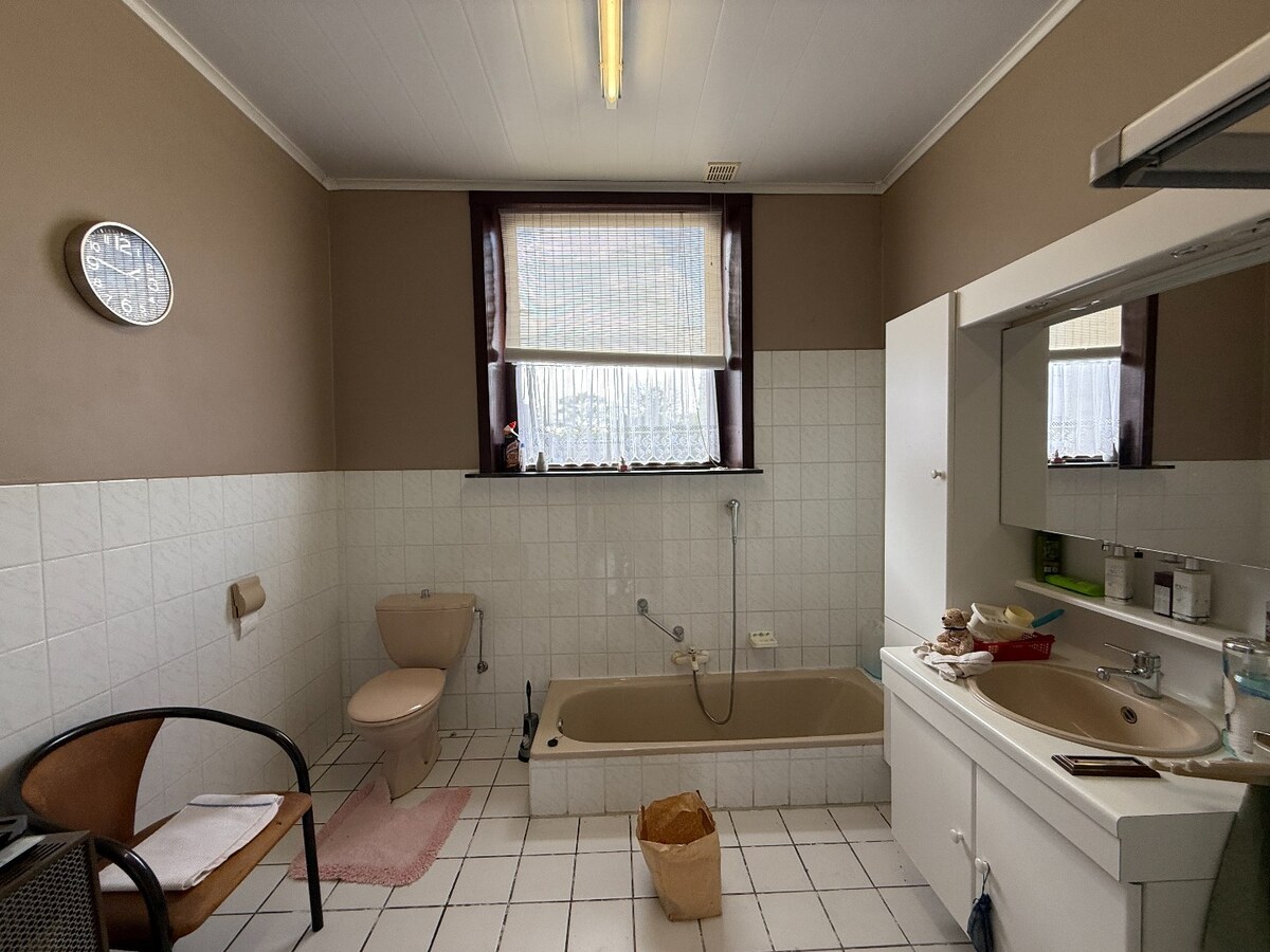 Grote eigendom met atelier. 