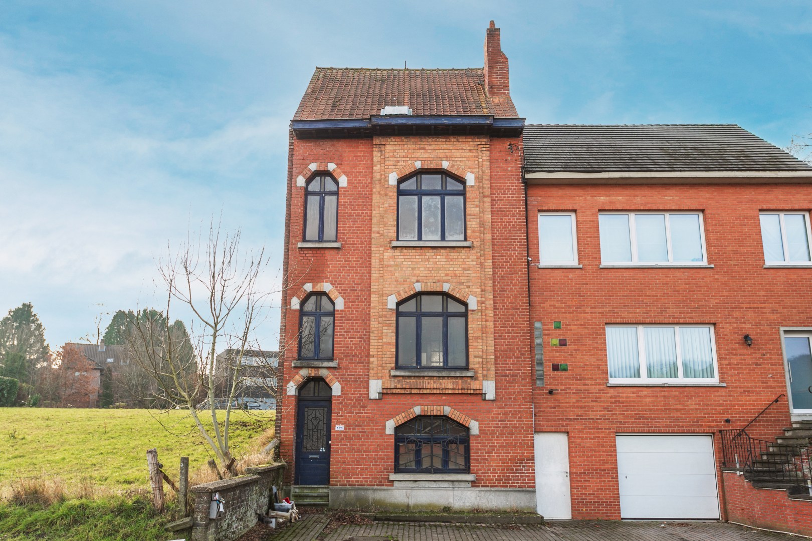 Kraktervolle woning met veel potentieel, 2 autostaanplaatsen en tuin te Dworp 