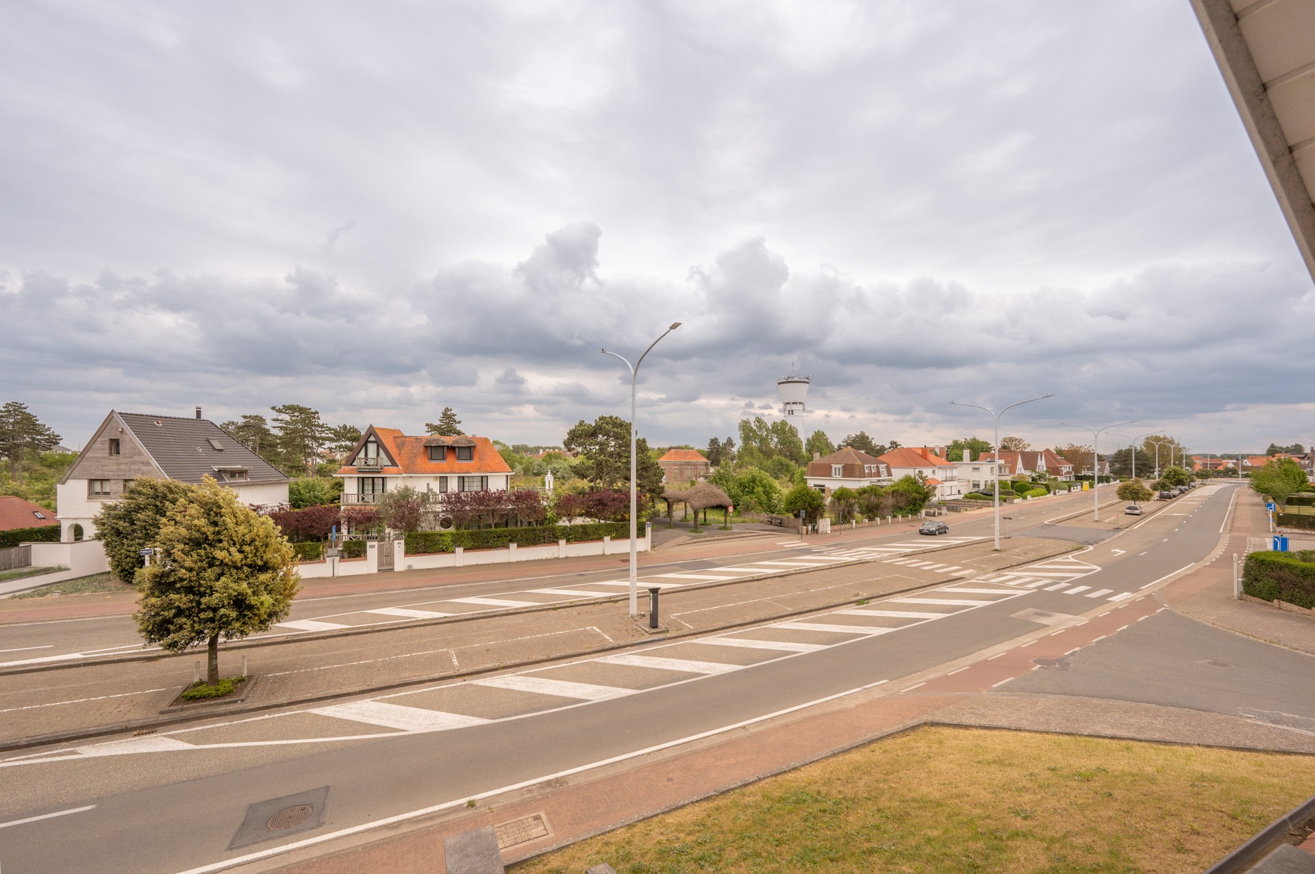 Ontdek deze karaktervolle villa, rustig gelegen in het gegeerde Duinbergen, op wandelafstand van het strand (incl. zeer ruime dubbele inpandige garage) 