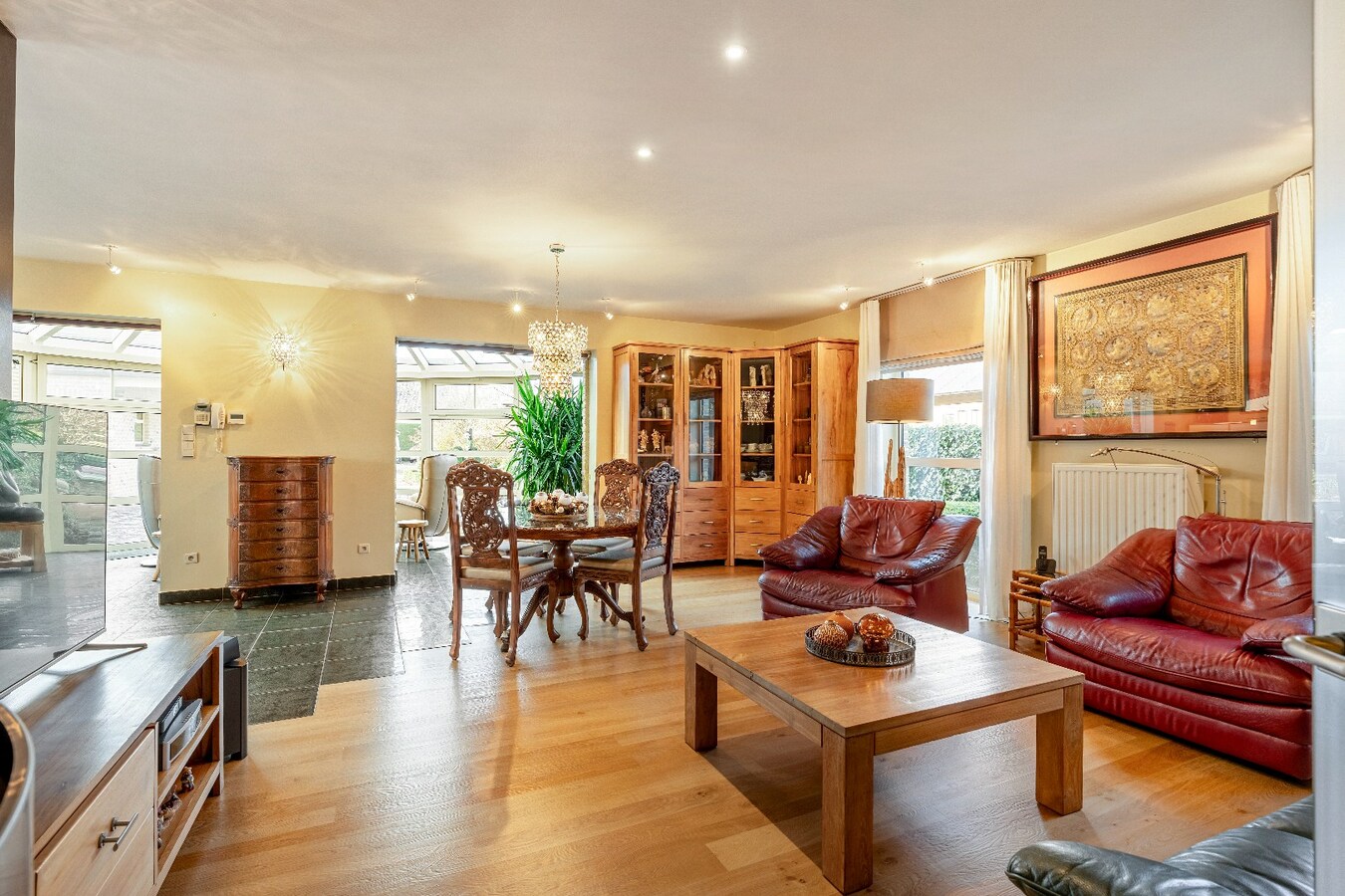 Duurzame, veelzijdige woning met karakter, energiezuinig comfort én prachtige tuin, op toplocatie. 