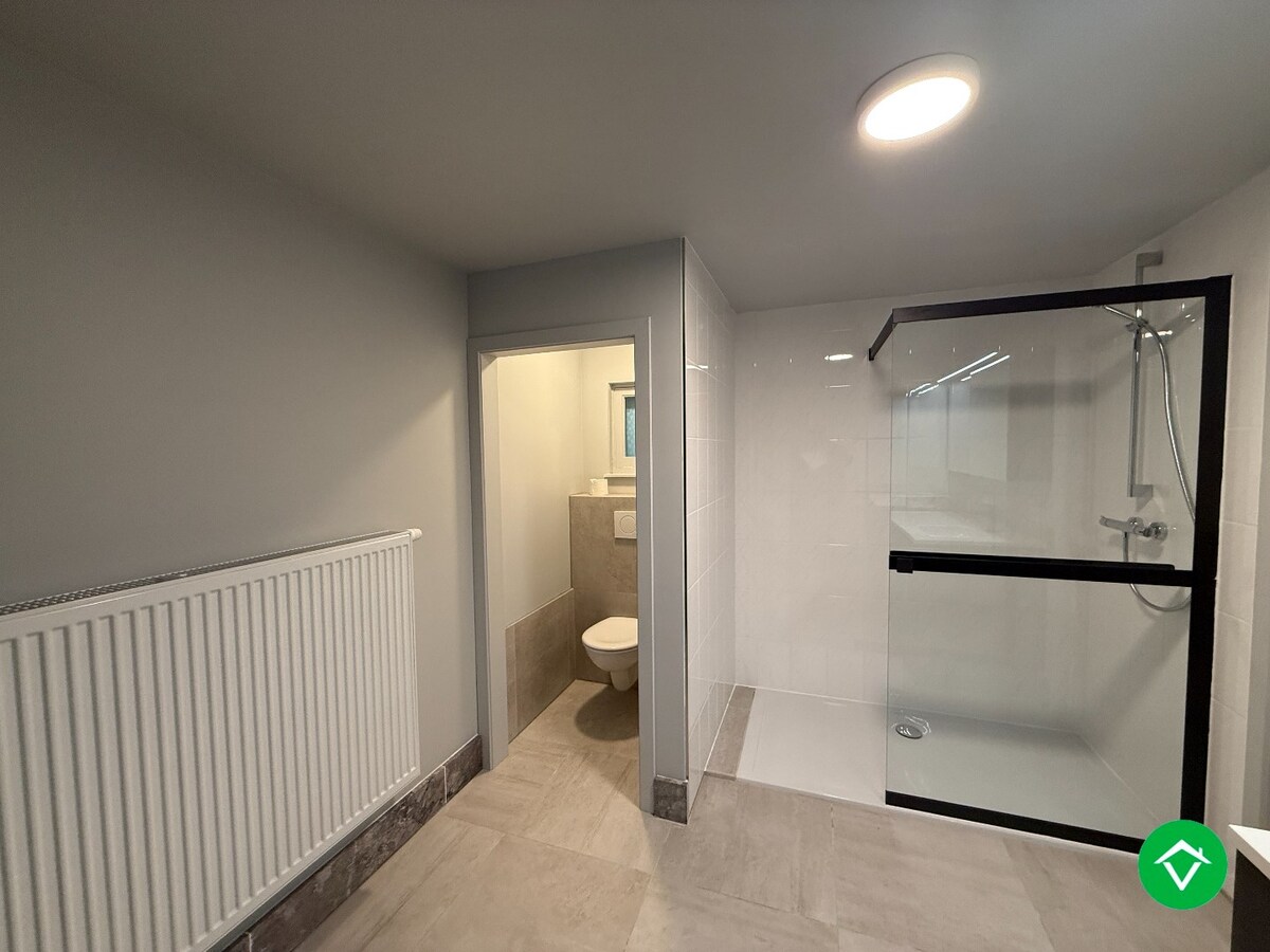 Ruime halfopen bebouwing met 3 slaapkamers, en dubbele garage te Sint-Eloois-Winkel 