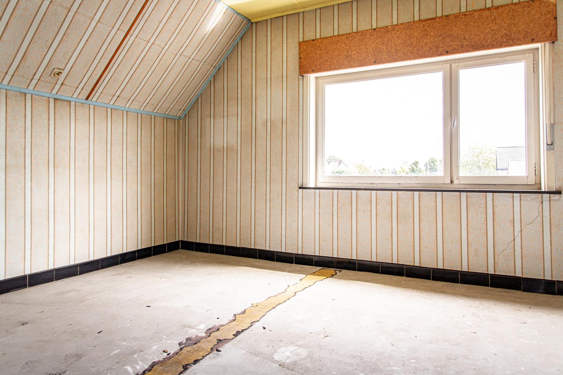 Te renoveren woning met  3 slpks  rustig gelegen te Aalter 