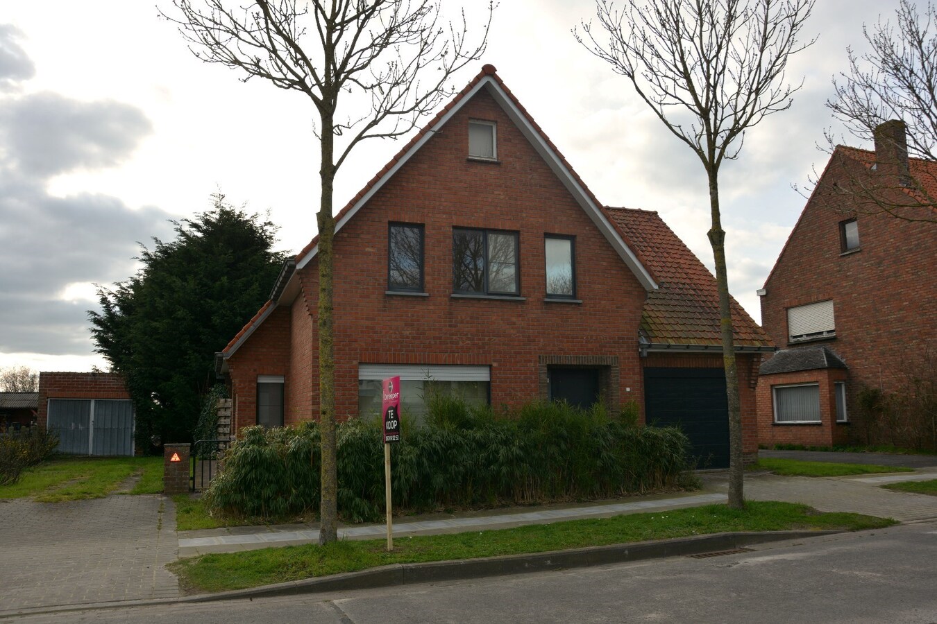 Ruime gerenoveerde alleenstaande woning met tuin, garage en 3 slaapkamers in Zerkegem 