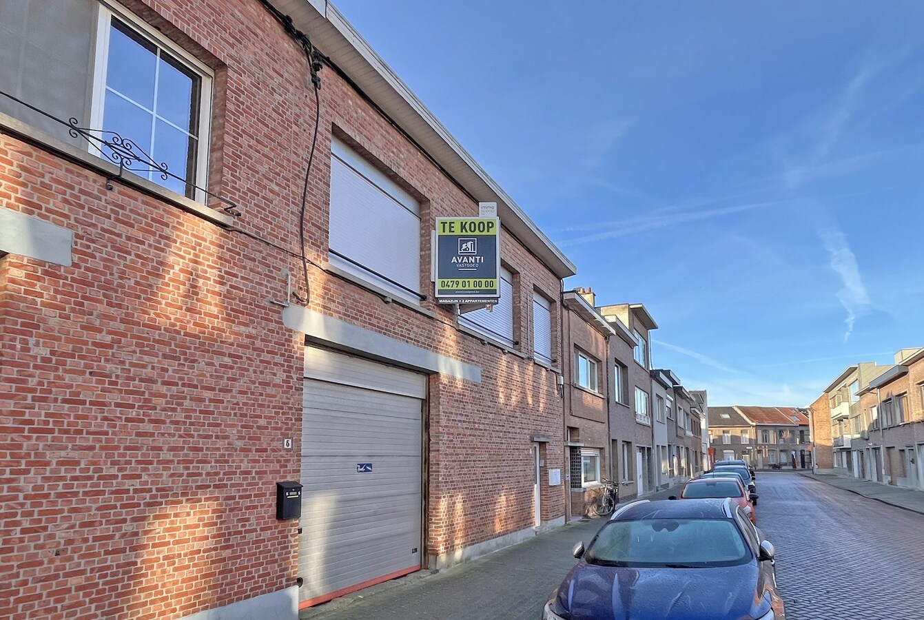 Goed gelegen magazijn met 2 bovengelegen appartementen 