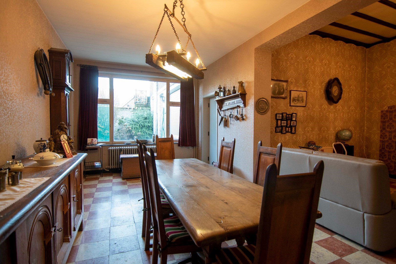 eetkamer met zicht op binnenkoer