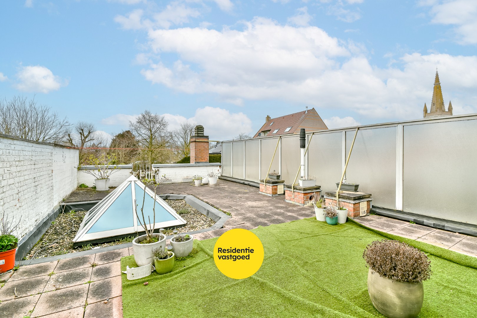 Zeer ruim duplex appartement met 3 slaapkamers in het centrum van Gistel 