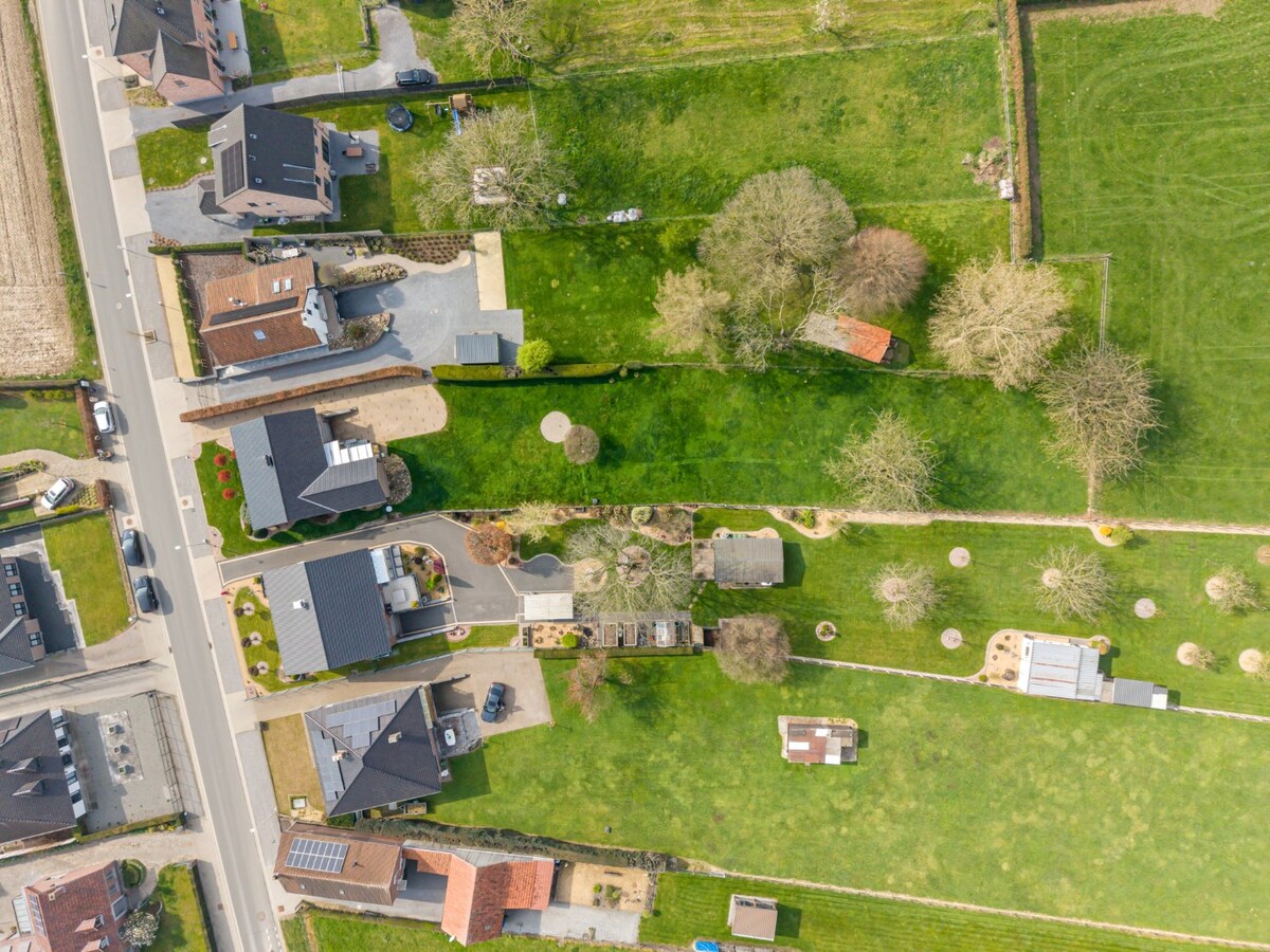 Zeer goed onderhouden gelijkvloerse gezinswoning op een riant perceel van 19a75ca op een rustige locatie te Schalkhoven, een deelgemeente van Hoeselt. 