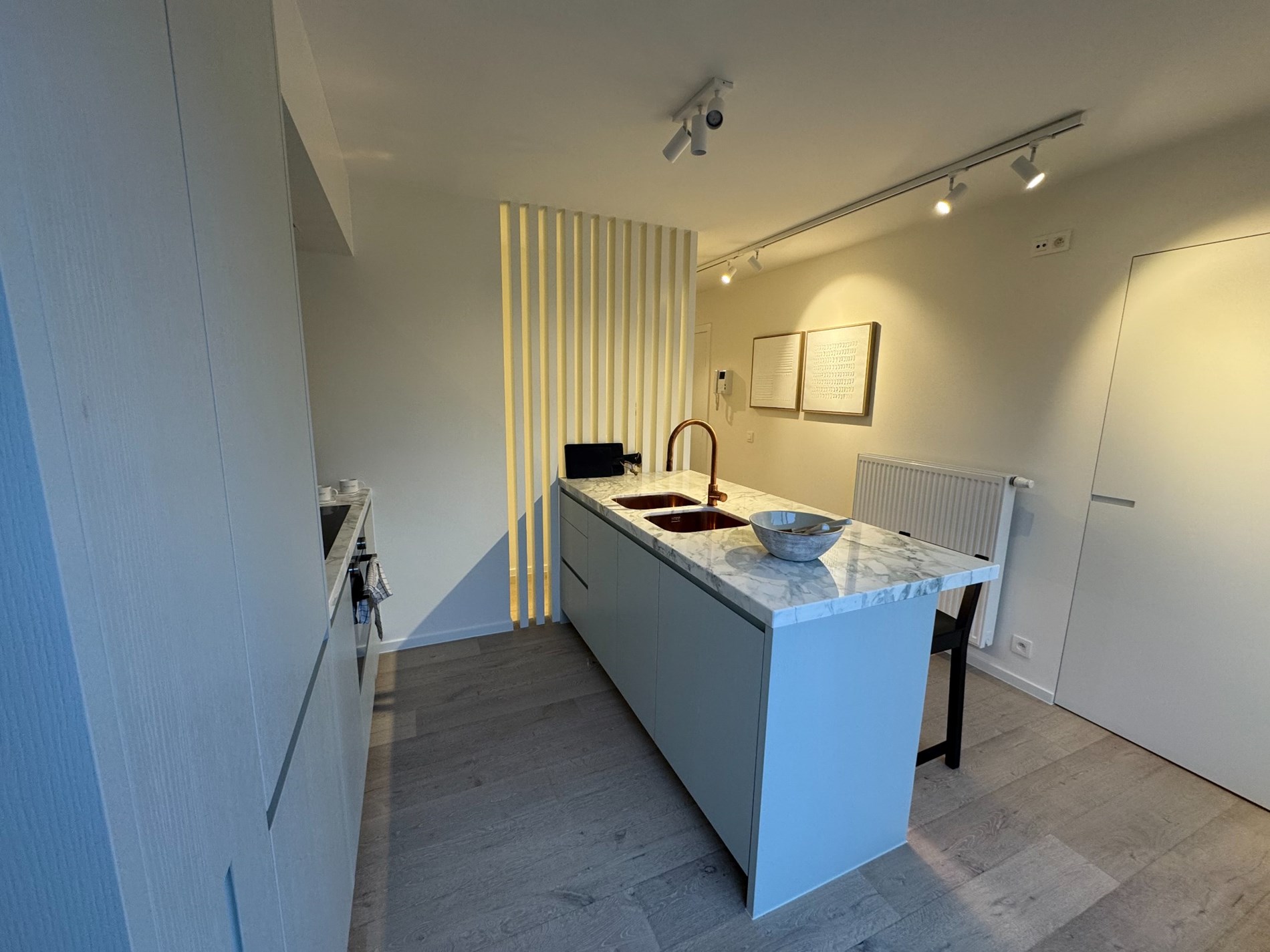 Magnifique penthouse en duplex rénové avec de magnifiques terrasses à proximité de l'avenue Lippens et de la plage de Knokke. 