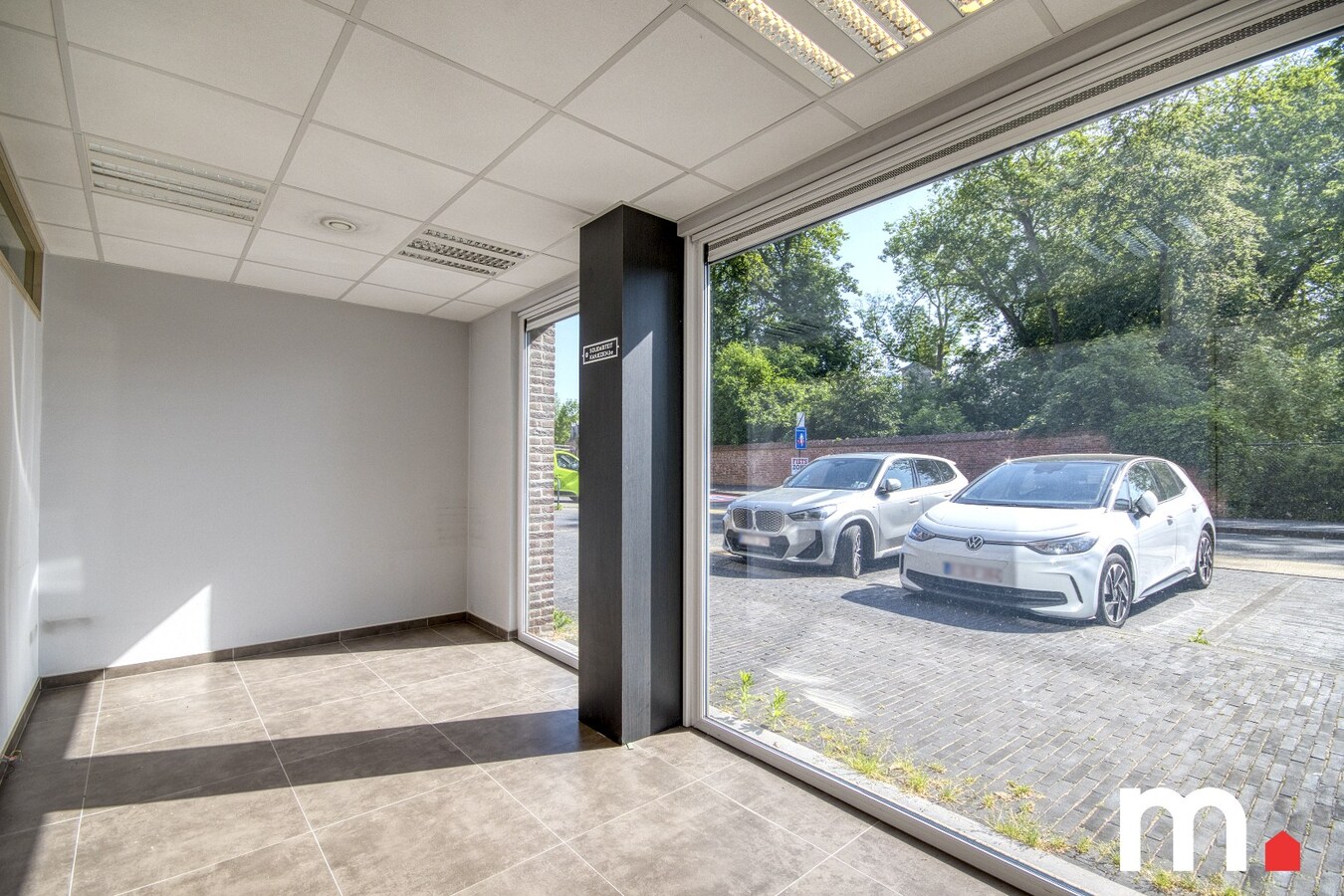 Instapklaar handelspand/kantoorruimte te Ingelmunster met Parkeerplaats! – Volledig gerenoveerd en uitstekend gelegen! 