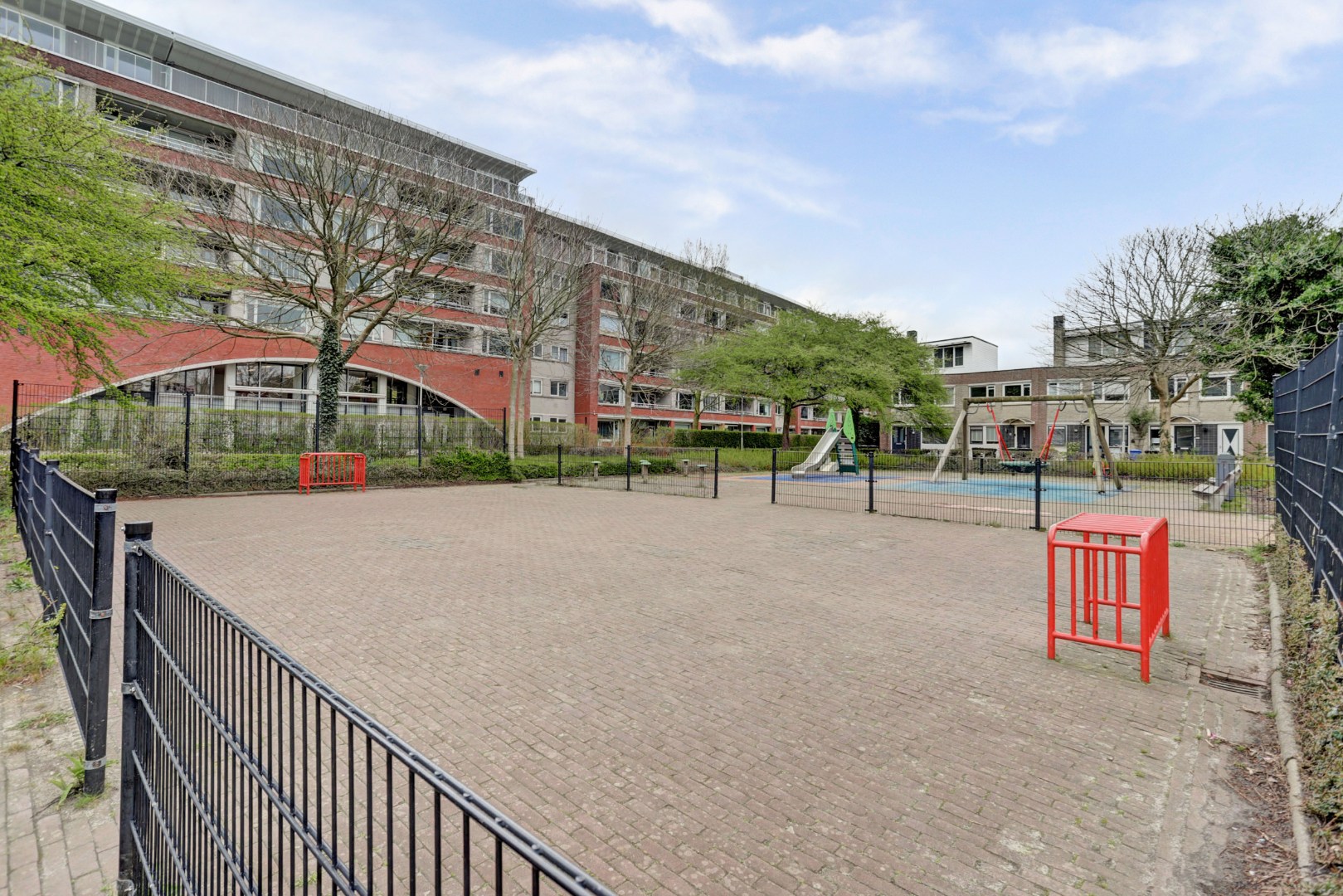 Energiezuinige (A-label) en uitstekend onderhouden 4-kamer tussenwoning met voor- en achtertuin met houten berging! 