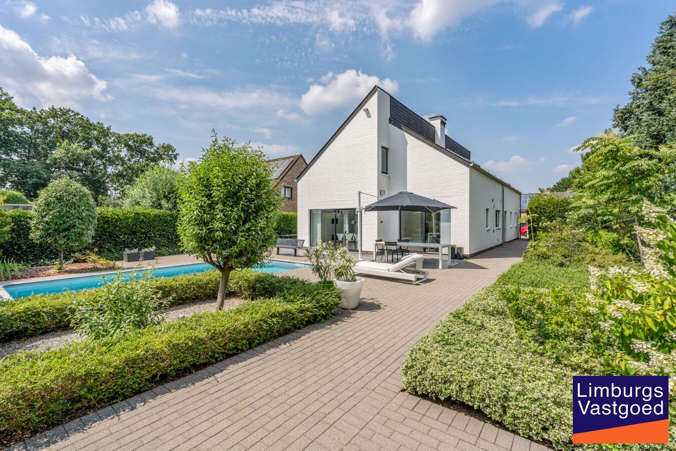 Moderne architectenwoning met mooie tuin en zwembad, 5 slaapkamers in Hasselt, OB op 8a12ca in doodlopende straat 
