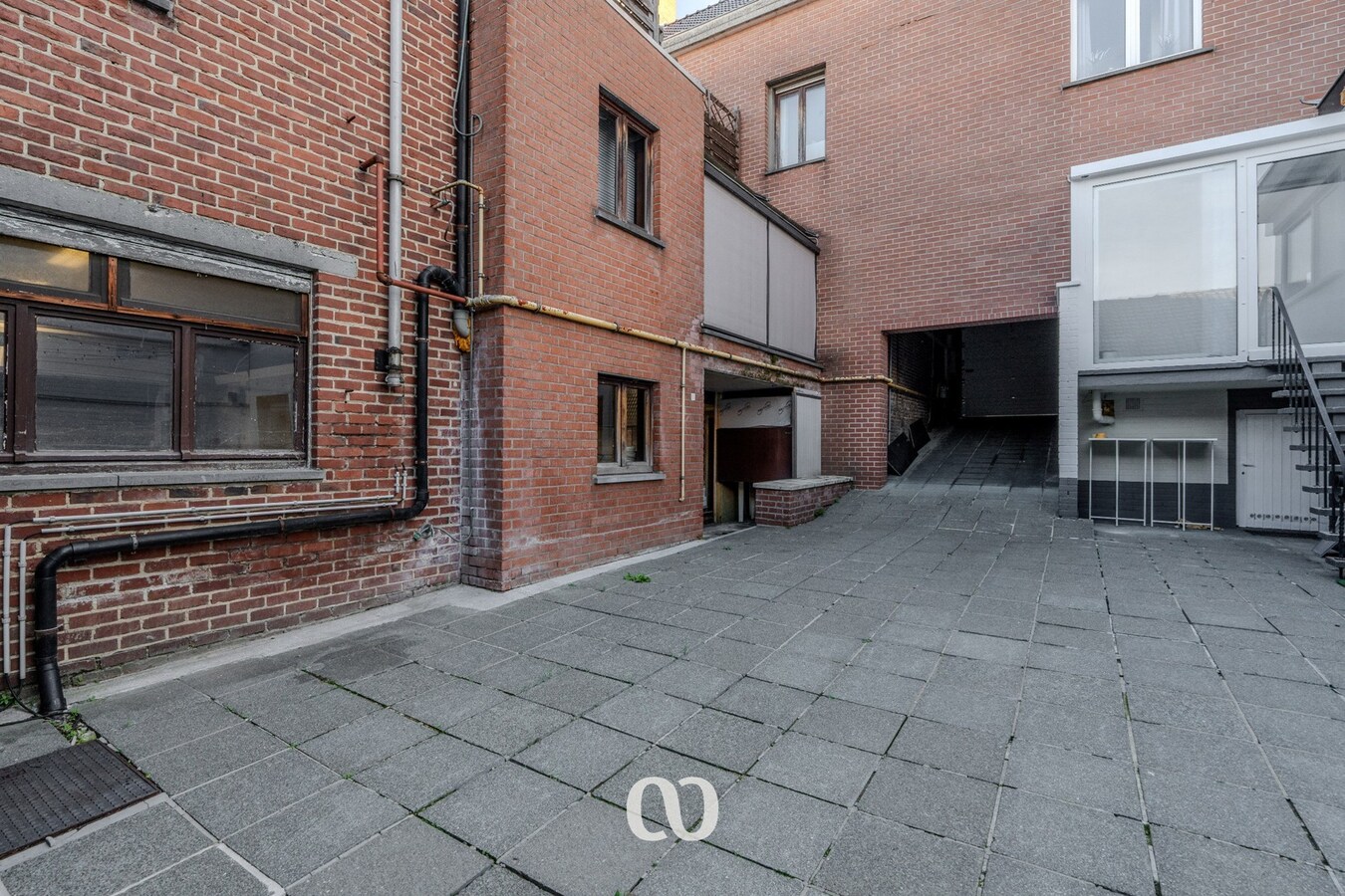 Handelspand met woonst en mogelijkheden in centrum Gavere 