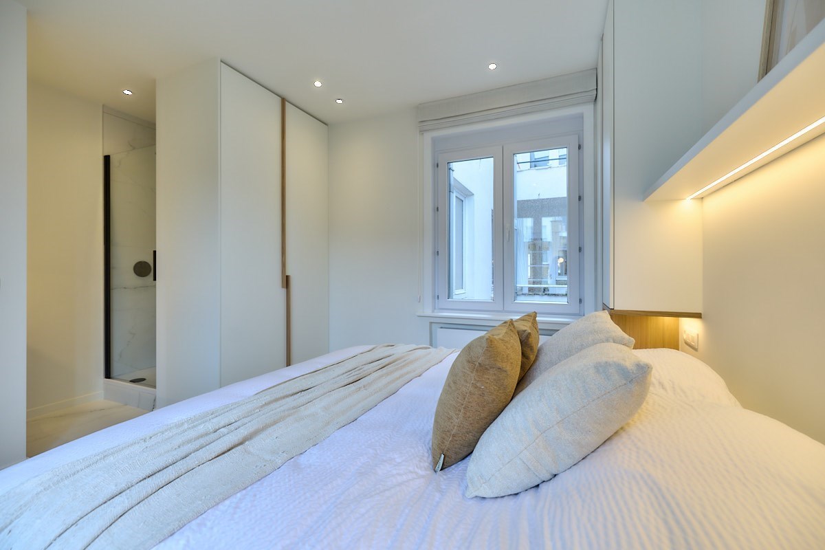 Volledig gerenoveerd appartement met 4 slaapkamers centraal gelegen in centrum van Knokke nabij de Dumortierlaan met zijdelings zeezicht. 