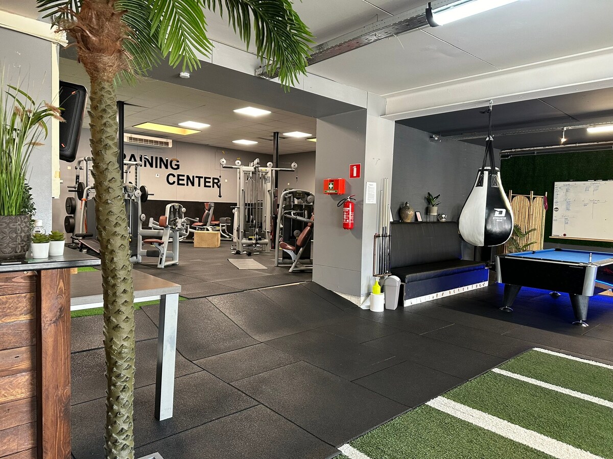 Handelsgelijkvloers met 2 winkels, kantoren, parking 