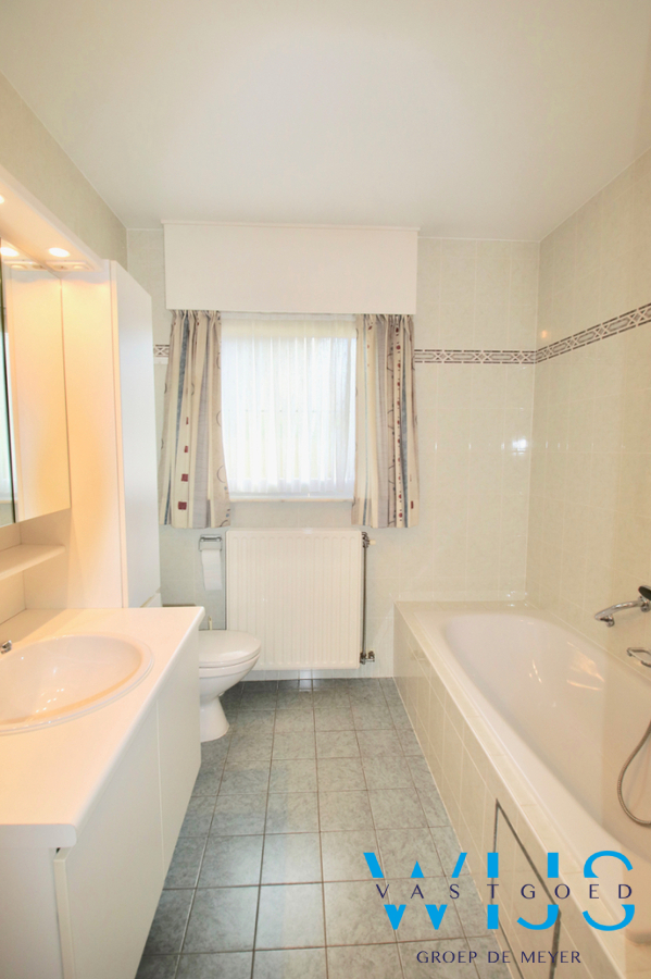 Leuke gezinswoning met 4 slaapkamers &amp; tuin te Oosteeklo ! 