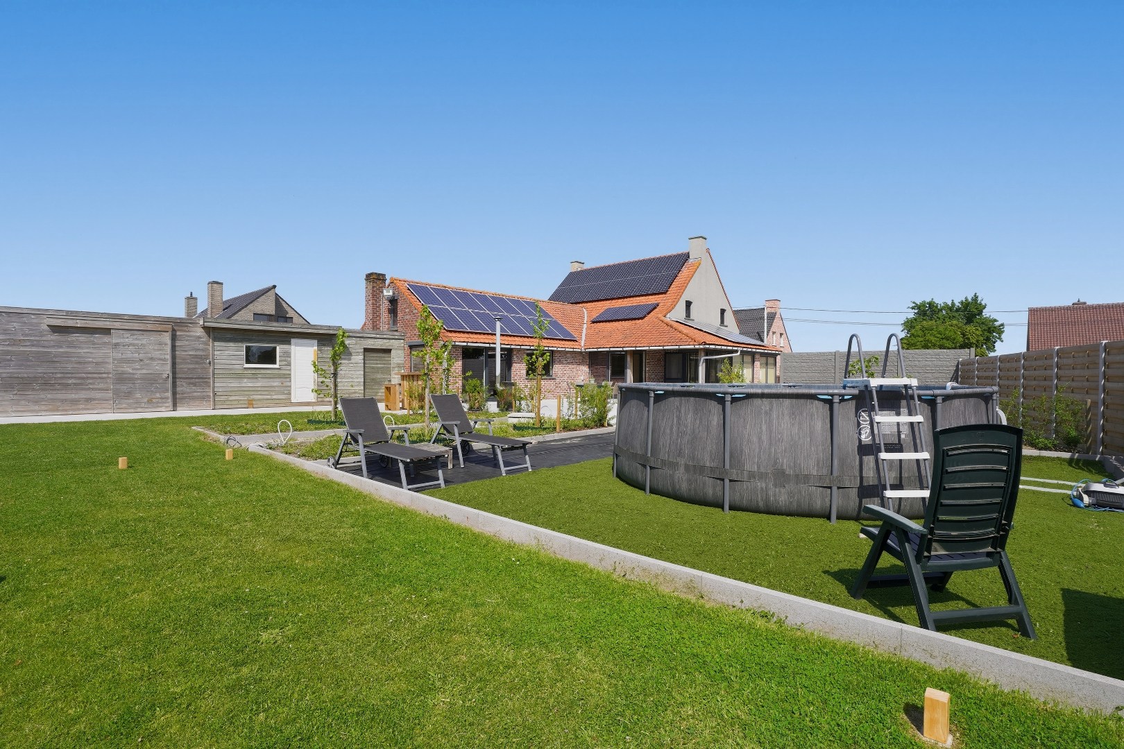Instapklare open bebouwing met 5 slaapkamers op 1919m² te Merkem. 