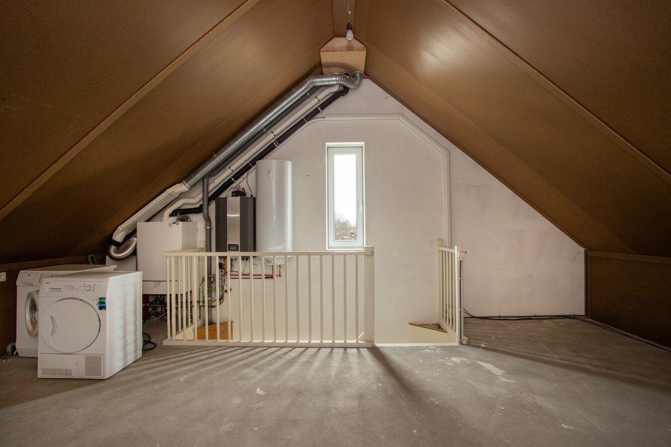 Moderne hoekwoning uit 2016 gelegen in een jonge en kindvriendelijke woonwijk in Lage Mierde. 