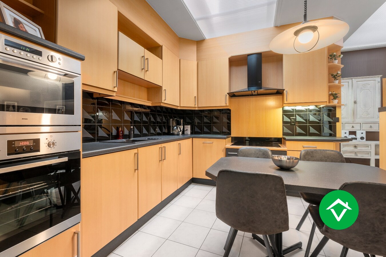 Veelzijdig handelspand met woonst en twee verhuurde appartementen in centrum Aartrijke 