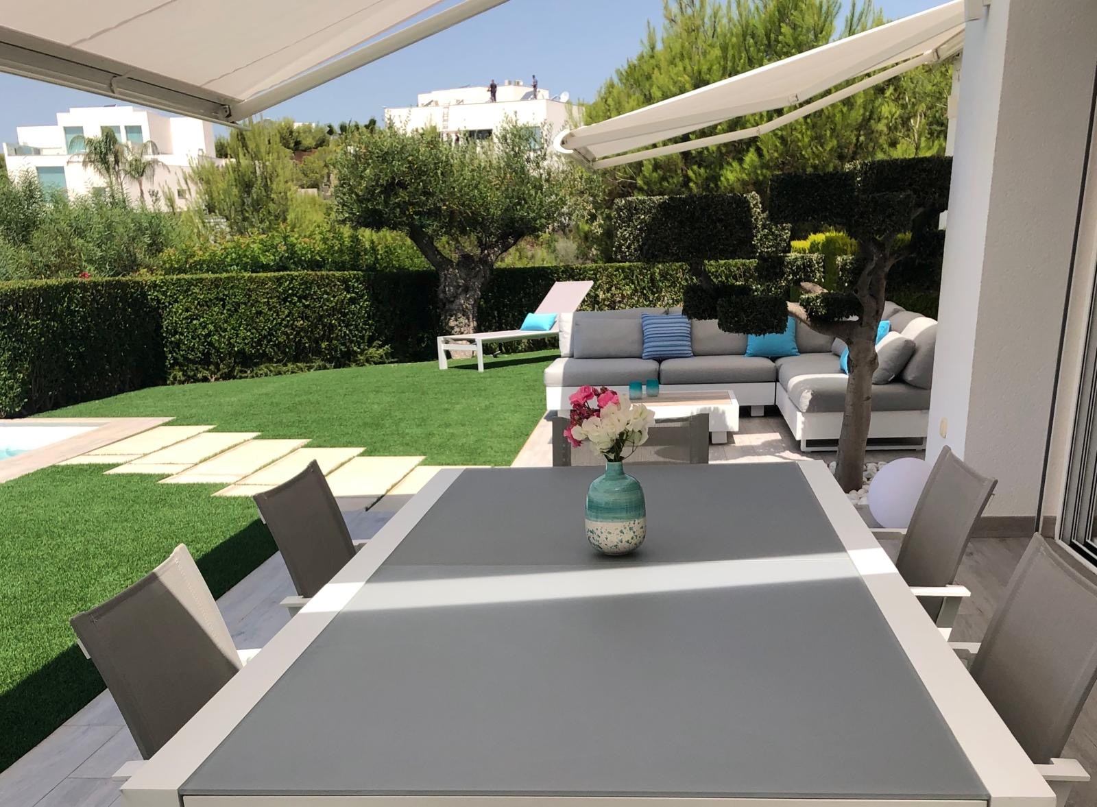 Bienvenue dans la Communauté Adelfa, une oasis exclusive au cœur du Las Colinas Golf &amp; Country Club. Ici, vous pourrez profiter de la nature préservée et du climat agréable du sud-est de l'Espagne 