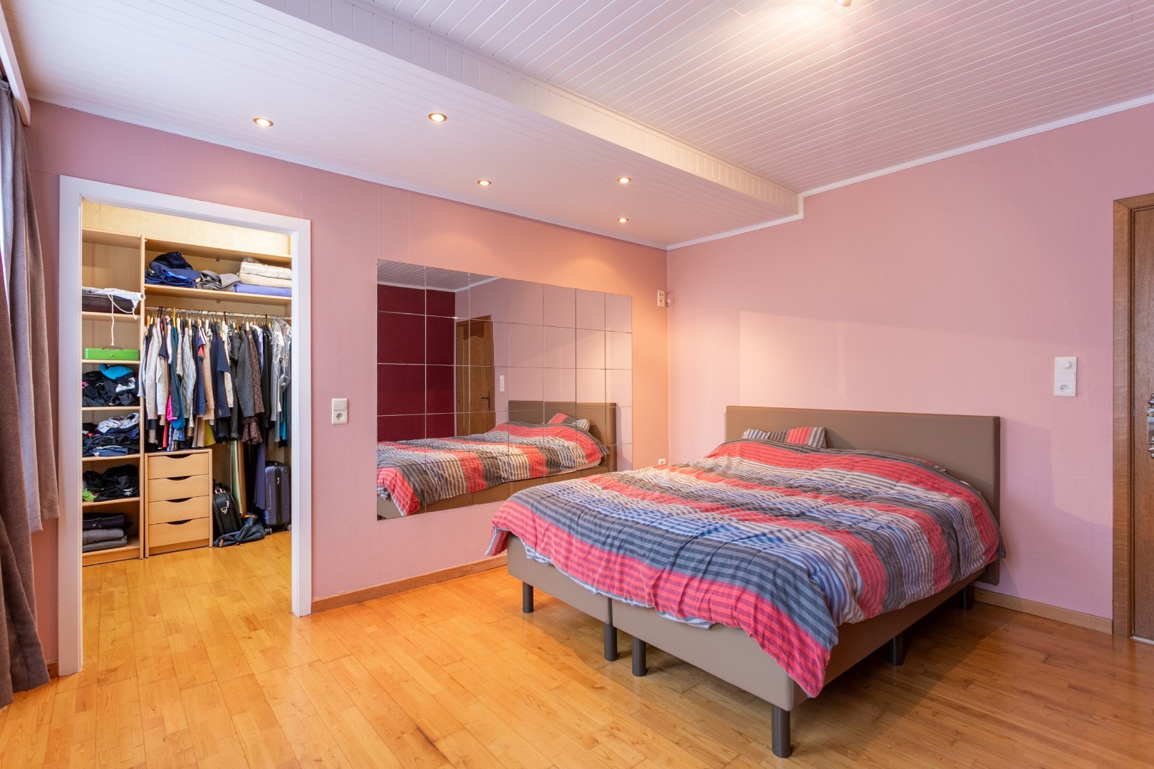 Ruime woning met naastgelegen bouwgrond en loods 