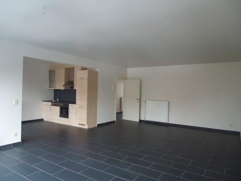 Ruim appartement met terras en garage 