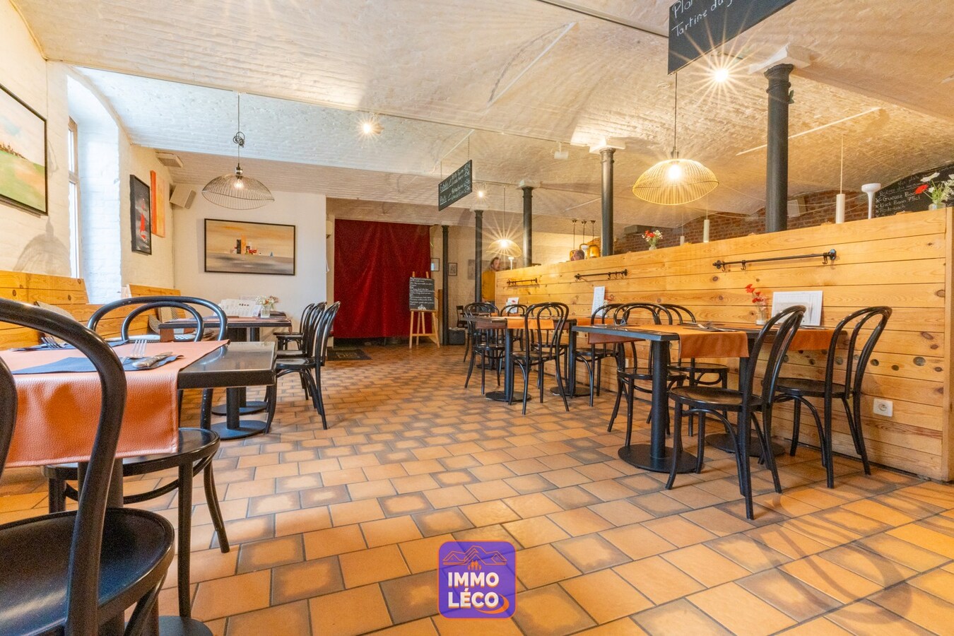 Ensemble immobilier avec restaurant, habitation, entrepôt et bureaux, IDEAL INVESTISSEURS !! 