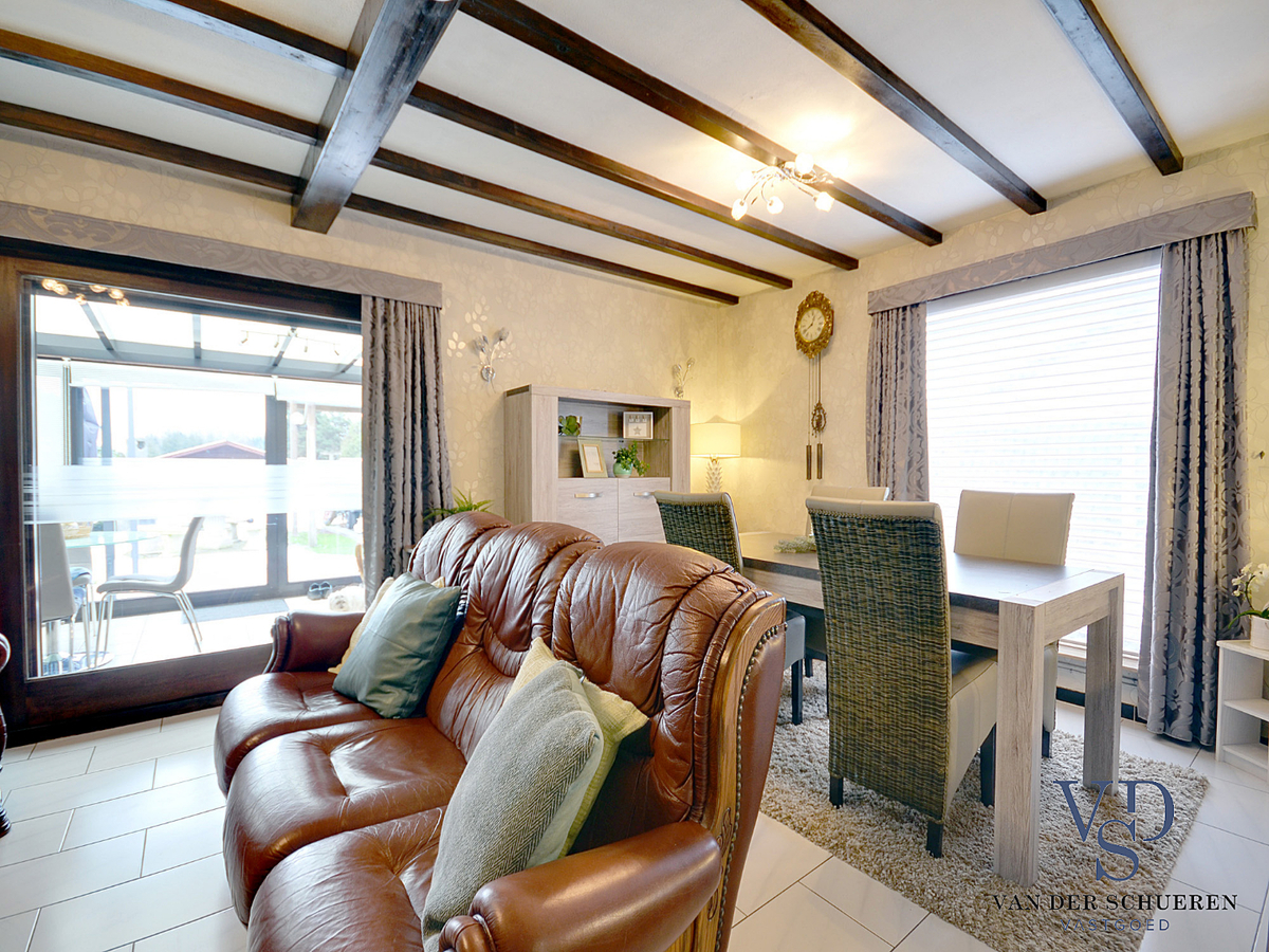 Praktische Half-Open Bungalow met afzonderlijke garage. 