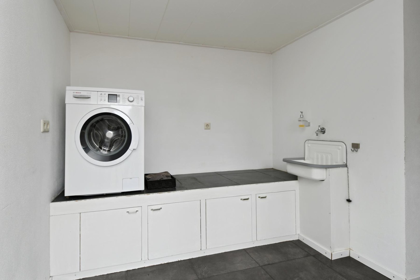 Geschakelde 2-onder-1-kap woning met serre, vier slaapkamers en inpandige garage gelegen nabij het centrum van Panningen 