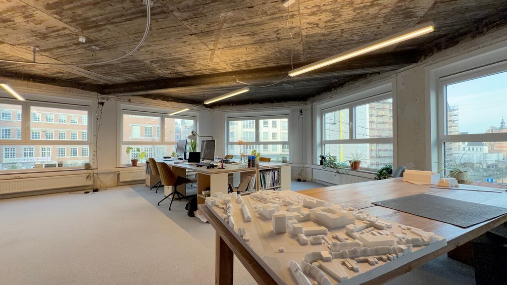 Ingedeelde kantoorruimte te huur in centrum Gent