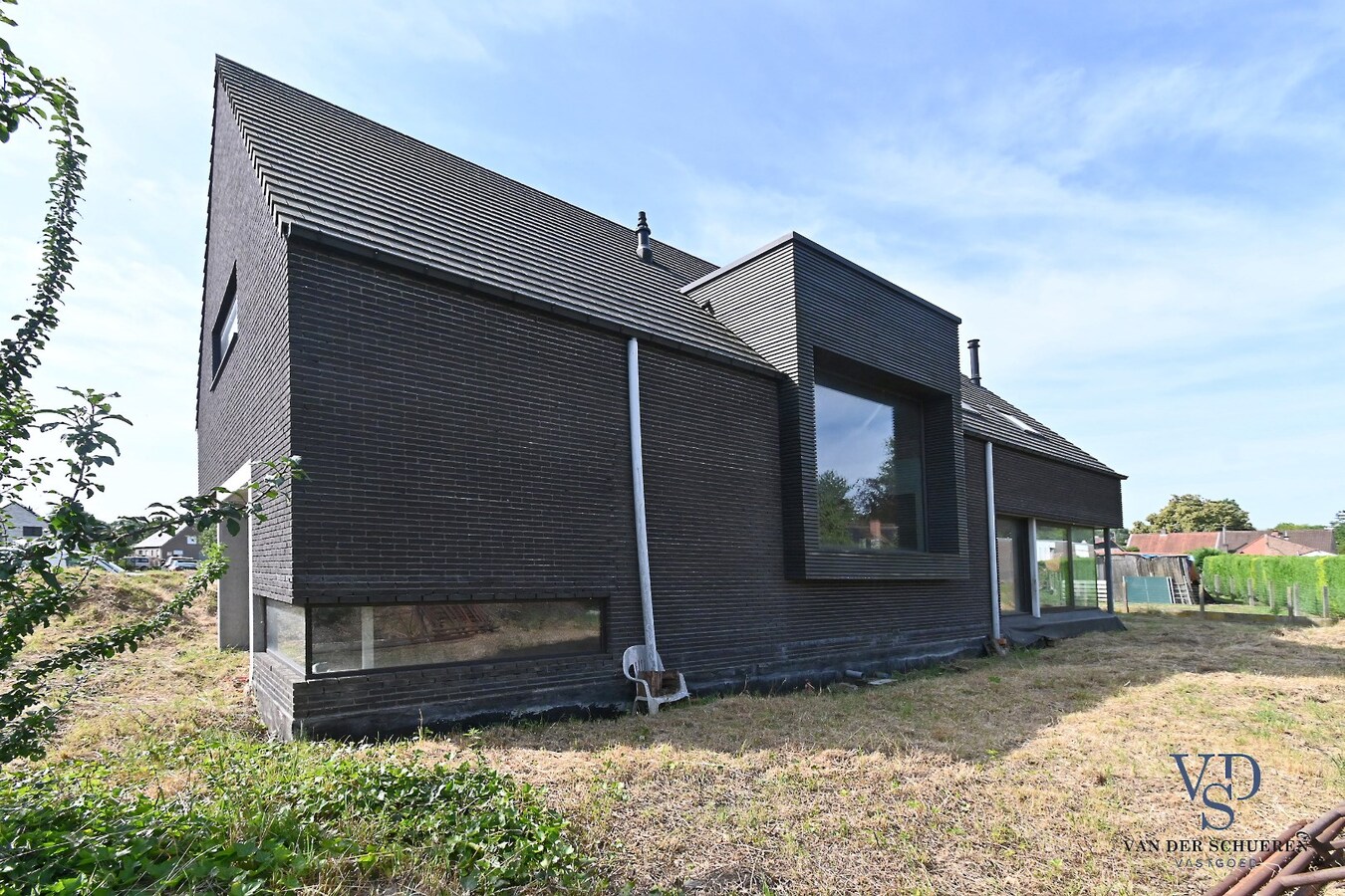 Eigentijdse woning (nog af te werken) te Vurste. 