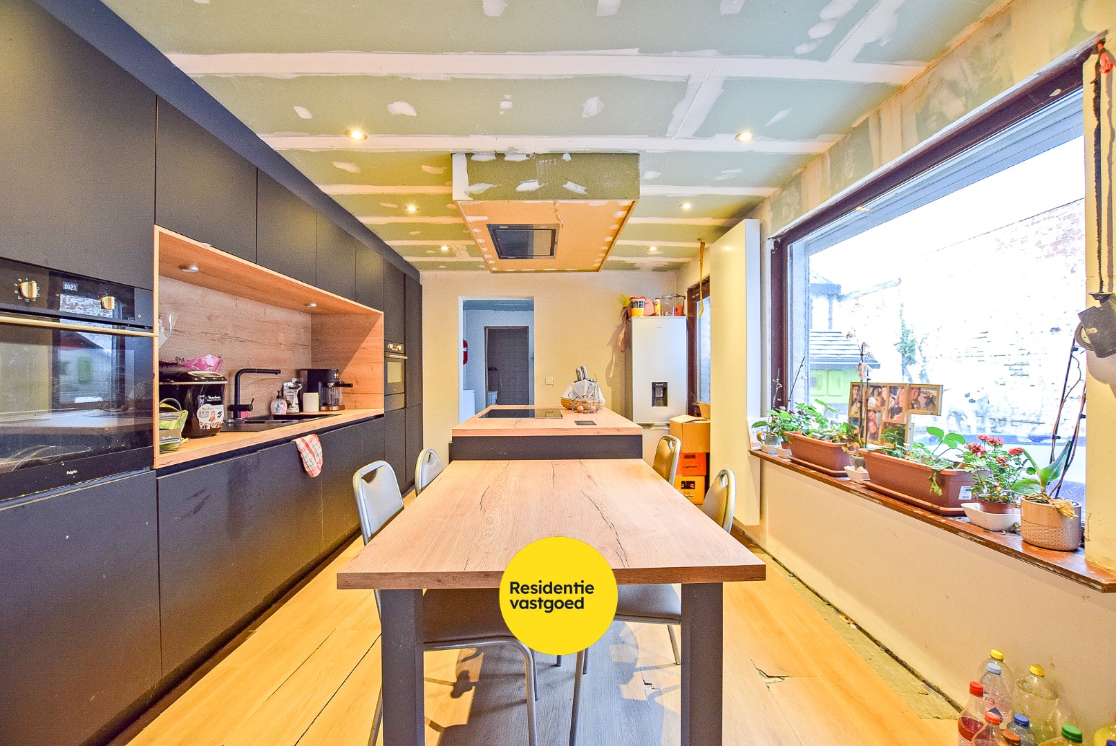 Ruime woning met uitbreidingsmogelijkheden en loods in groot Alveringem. 