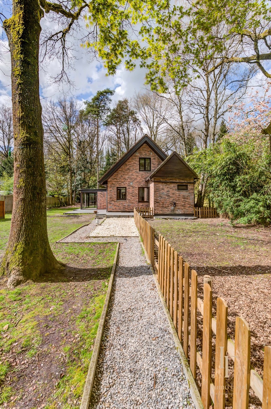 Vrijstaande woning (TE RENOVEREN) op 1400m2 grond te Schilde! 
