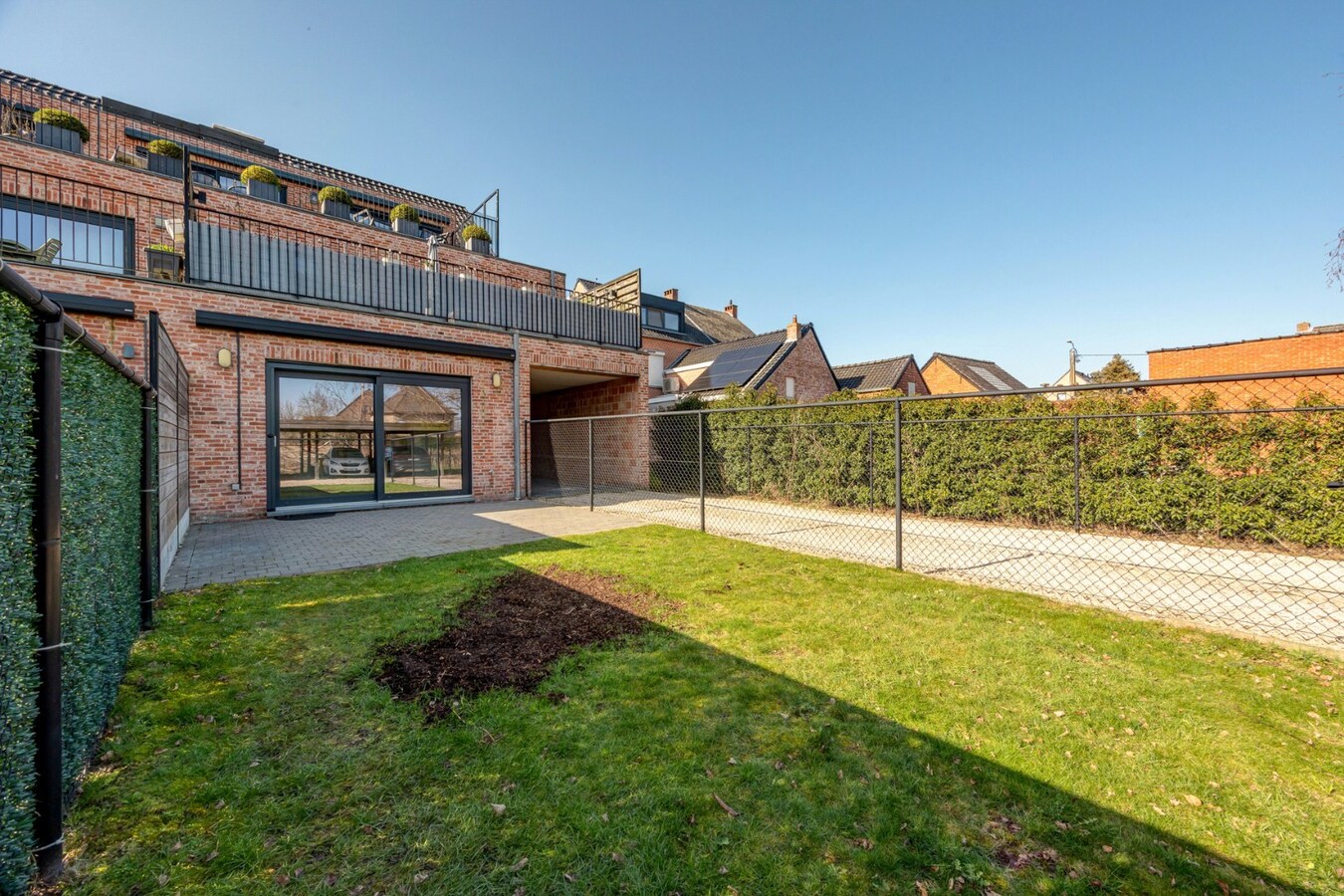 Energiezuinig gelijkvloers appartement met carport in het centrum van Broechem 