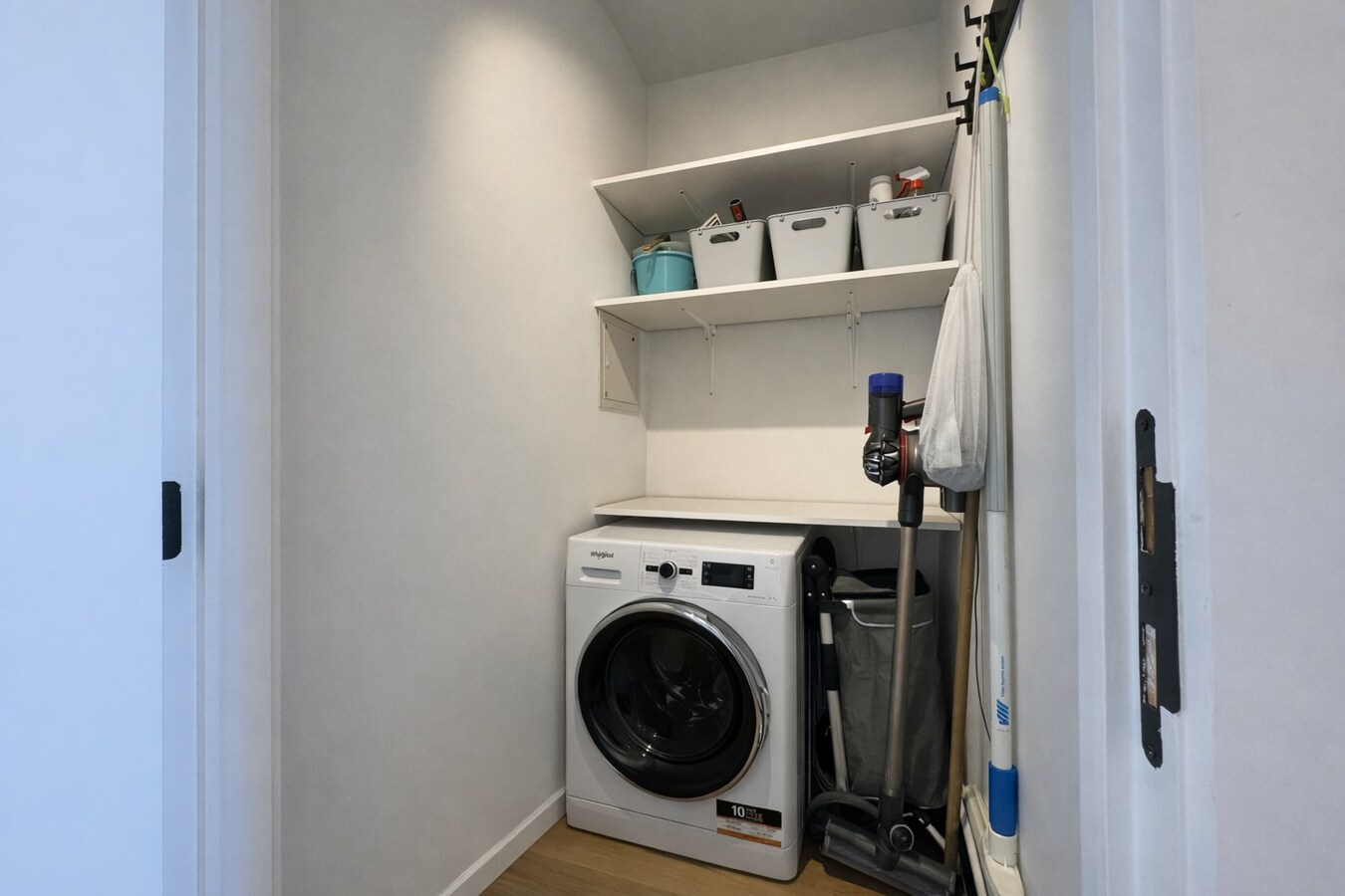 Gerenoveerd 2-slaapkamerappartement met frontaal ZEEZICHT op de Zeedijk te Heist. 