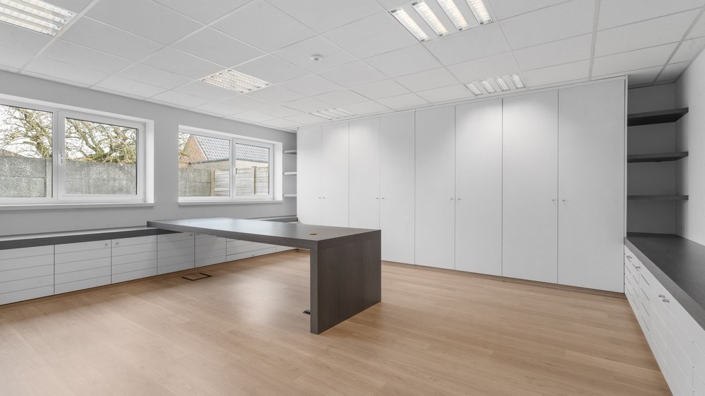 Bedrijfspand met optioneel woonst te huur in Dikkelvenne