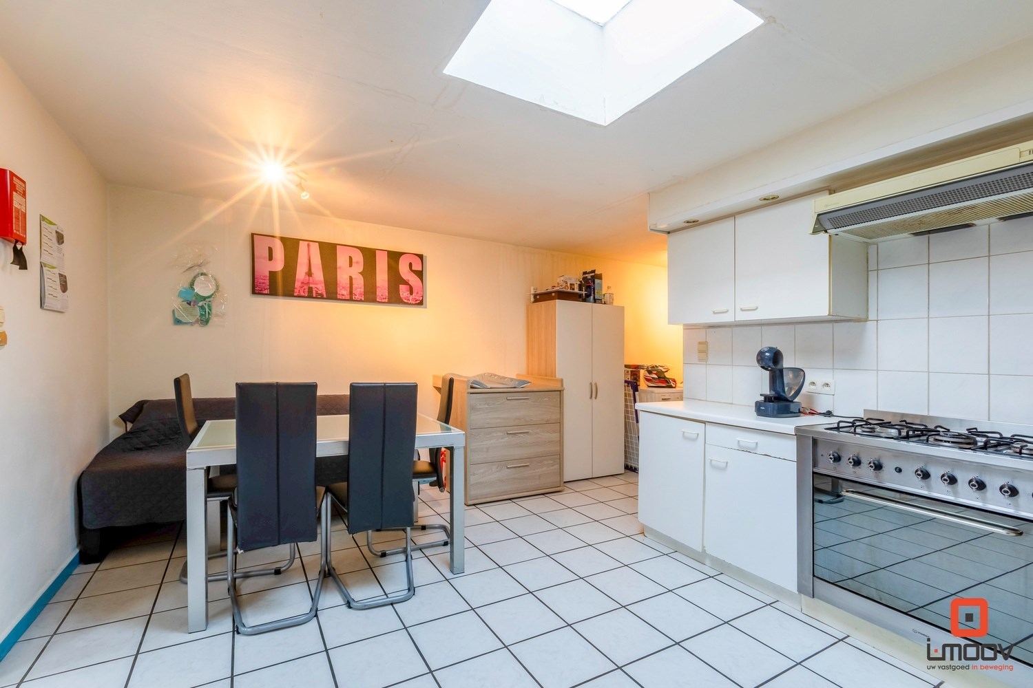 Te renoveren eengezinswoning met voldoende parkeermogelijkheden. 