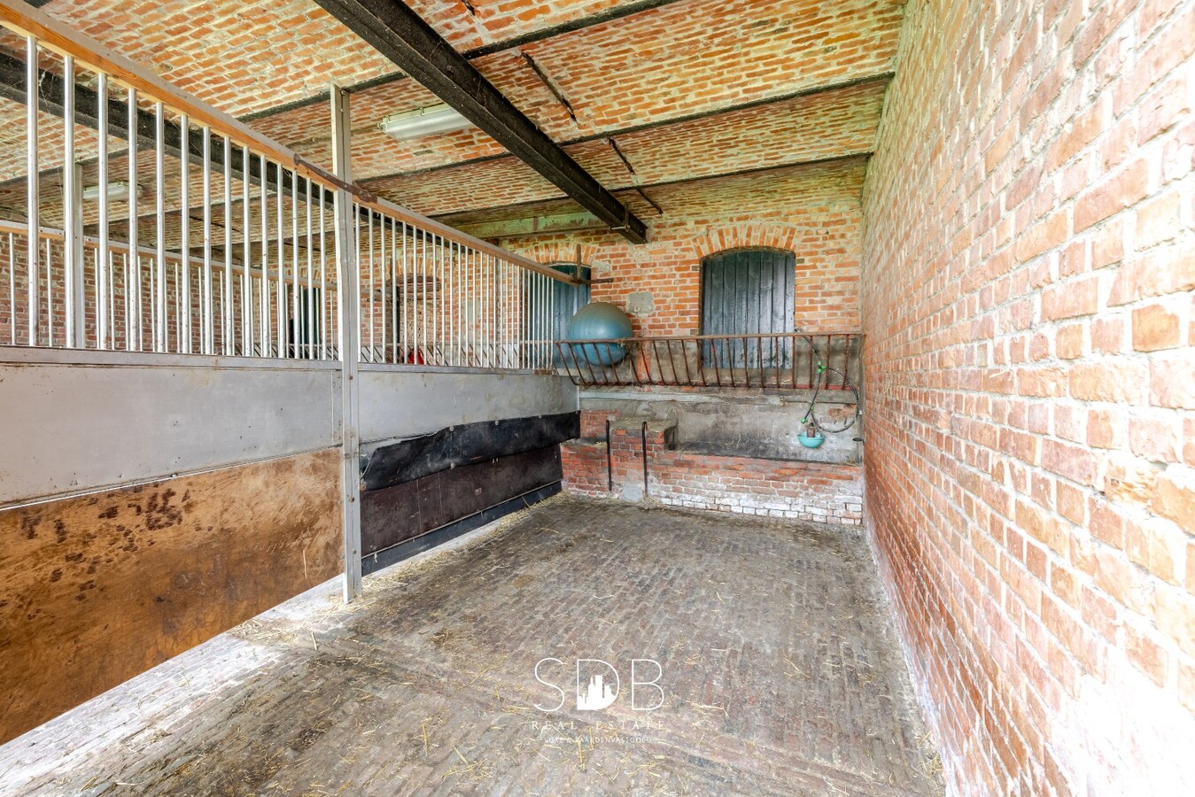 Landelijke woning met authentiek gastenhuis, stalgebouw, graslanden en buitenpiste op 20.285m² 