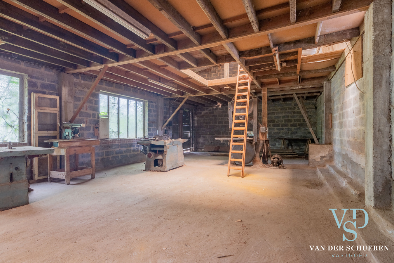 Bungalow met bijgebouw. 