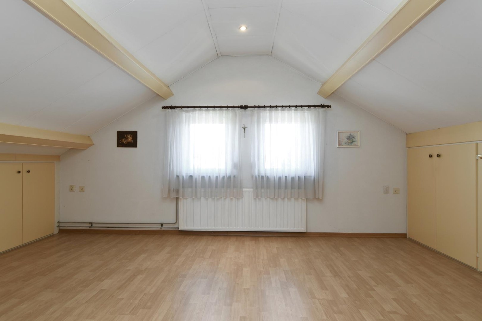 Verrassend ruime levensloopbestendige woning met vier slaapkamers, terras en souterrain met ruime hobbyruimte en inpandige garage. 