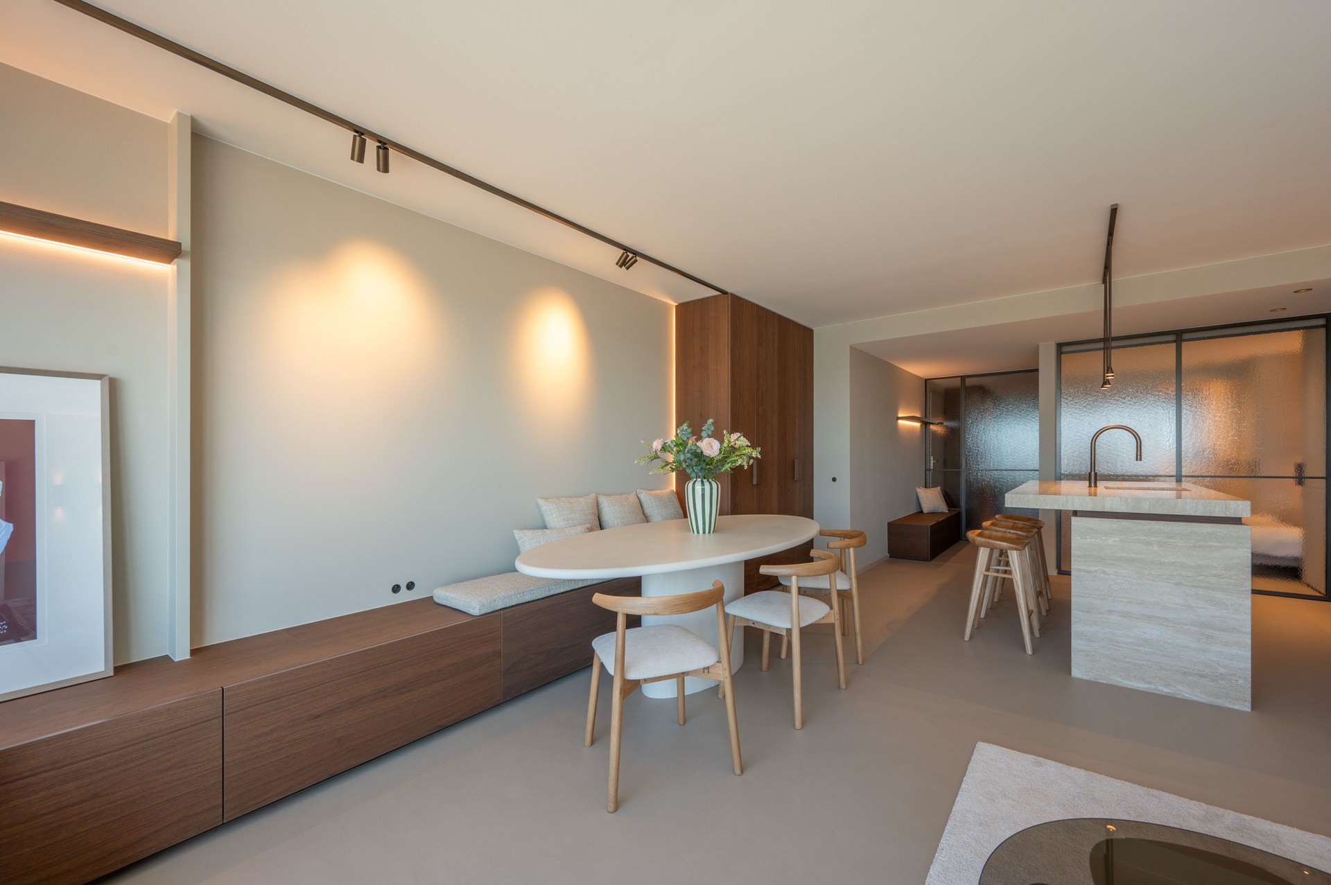 Prachtig gerenoveerd en instapklaar appartement met 3 slaapkamers en frontaal zeezicht, gelegen in een prestigieuze residentie op de zeedijk in het Zoute. 