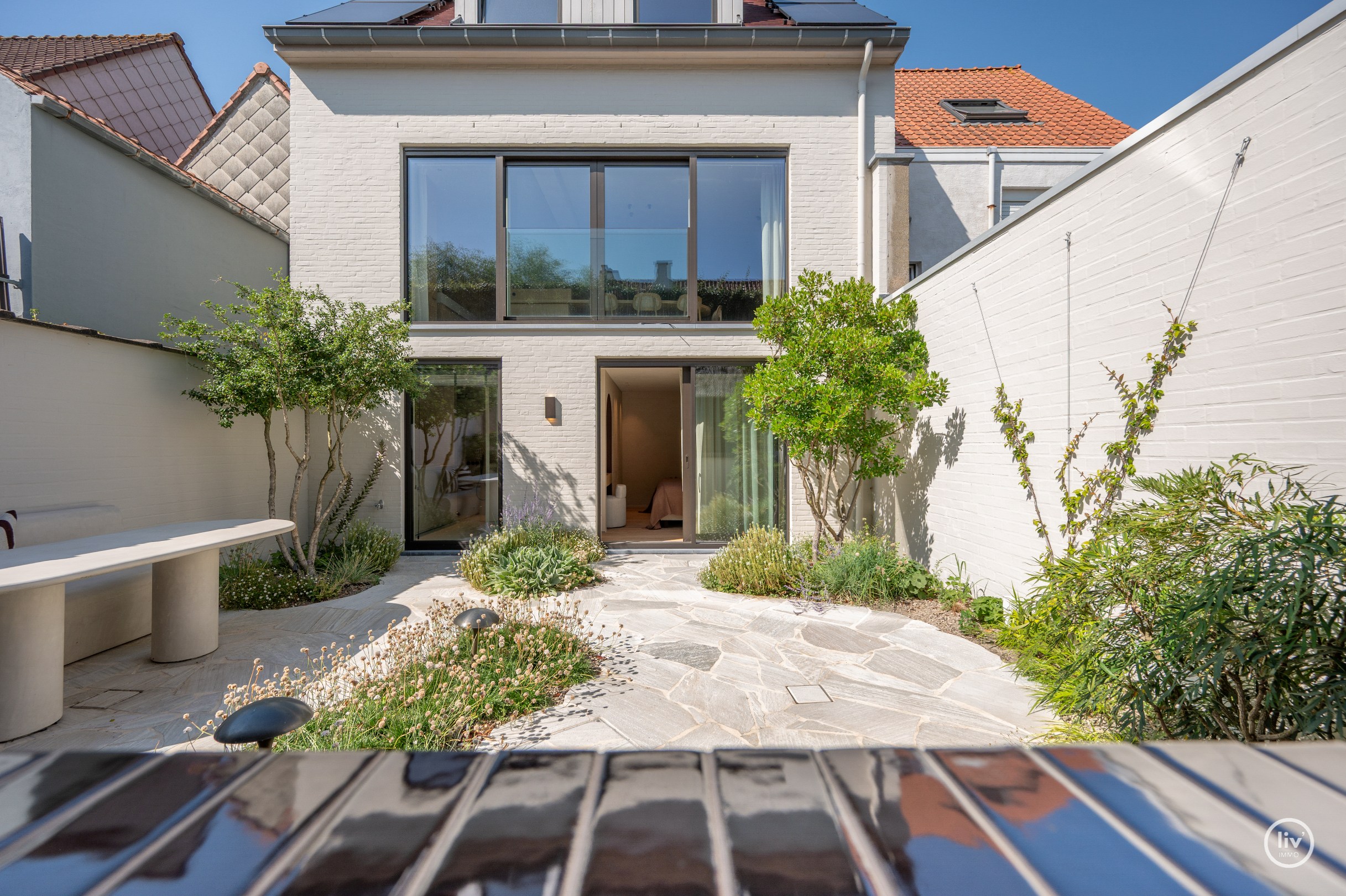 Luxe, comfort kortom een prachtig gerenoveerde woning in hartje Knokke. 