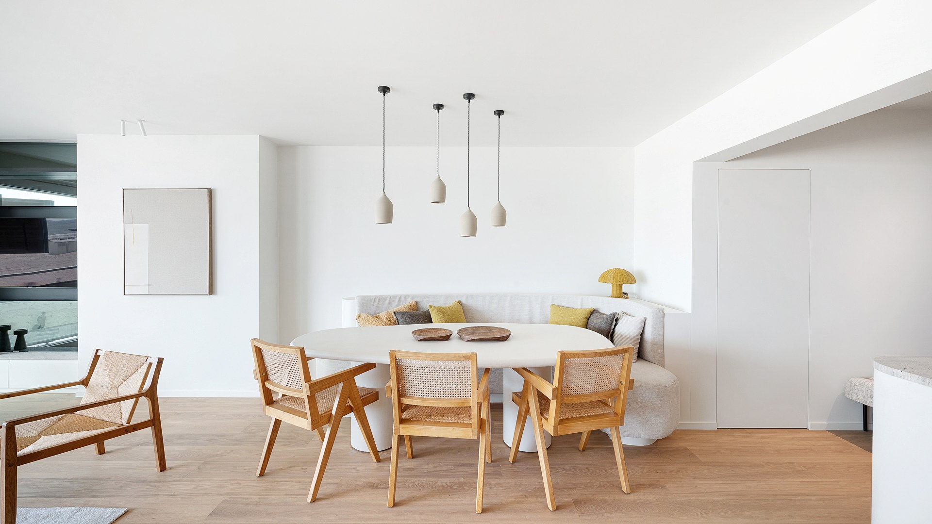 Op een absolute topligging aan de zeedijk in het Zoute bevindt zich dit prachtig gerenoveerde appartement op de eerste verdieping van een standingvolle residentie, met een gevelbreedte van 5,20 meter 