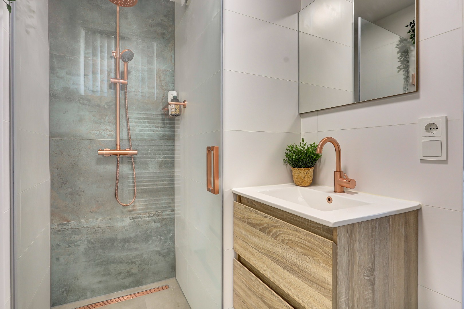 Goed onderhouden en instapklaar 4-kamer hoek-appartement op de 4e verdieping met moderne keuken en badkamer, 3 balkons en gelegen op eigen grond. 