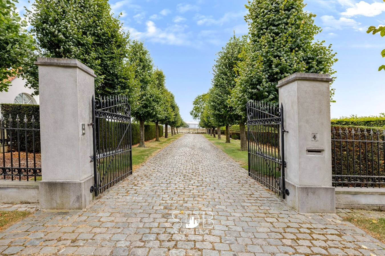 Landelijke villa met bijgebouwen en graslanden op 23.740m² 