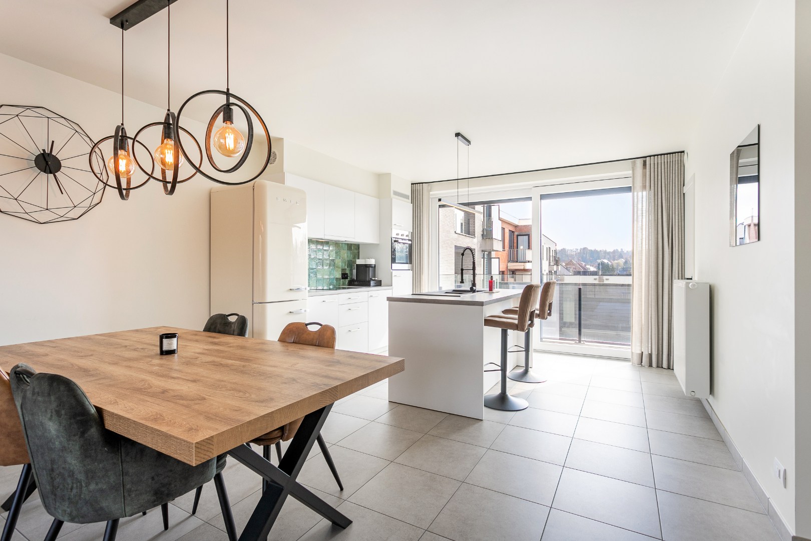 Recent, energiezuinig appartement met 2 slpks, 2 terrassen en autostaanplaats 