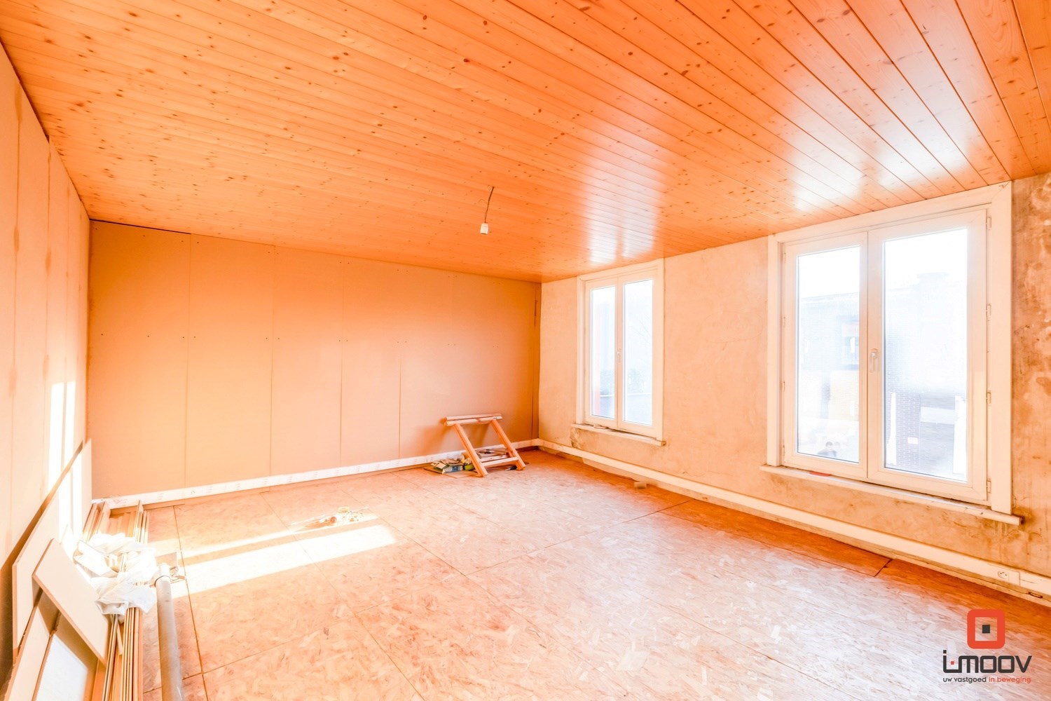 Te renoveren eengezinswoning met voldoende parkeermogelijkheden. 